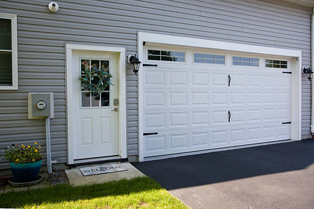 24/7 Emergency Garage Door Panel Replacement experts in Inverness, IL